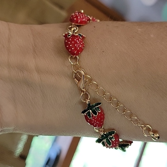 🔥LAST SET🔥 STRAWBERRY SUMMER EARRINGS AND BRACELET SET - Picture 7 of 7
